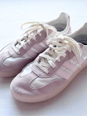 Adidas Barreda Decode Pink and White
Sneakers size Woman 8.5 in box